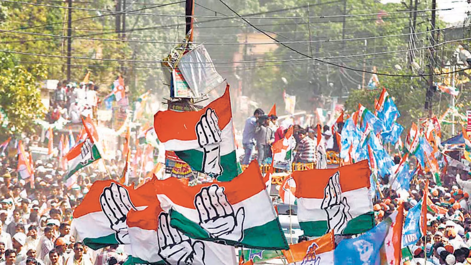 Karnataka will have a neck to neck fight in Lok Sabha polls, edge to Congress, INDIA: Eedina Survey
