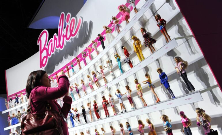 बार्बी गुड़िया की बदलती प्रतीकात्मकता और अरुंधति रॉय संस्करण की मांग